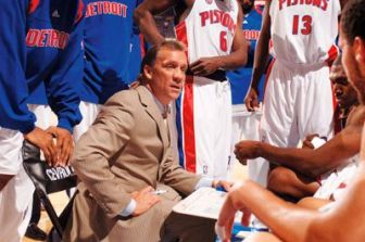 Flip Saunders coachant les Pistons