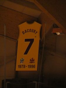Le retrait du maillot du CSP Limoges porté par Richard Dacoury.