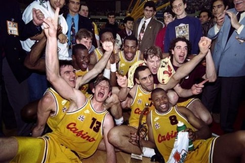 Richard Dacoury fête le titre européen de 1993 avec ses coéquipiers du CSP Limoges