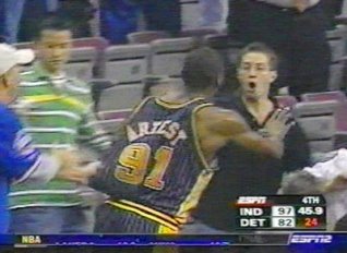 Ron Artest frappant un supporter innocent