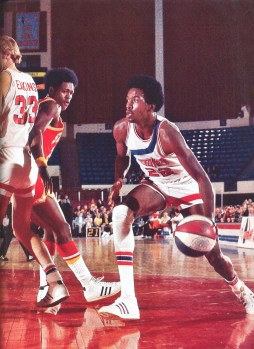 Moses Malone évoluant en ABA avec Utah 