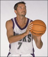 Kukoc aura porté le maillot des Milwaukee Bucks, club avec lequel il a mis un terme à sa carrière (c)nba.com