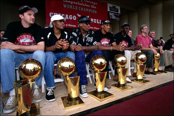 Kukoc avec Jordan, Pippen, Rodman et Phil Jackson pour fêter leur sixième titre NBA des Bulls. (c) Andrew D.Bernstein - NBAE-Getty Images