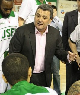 Pascal Donnadieu, donne ses consignes à ses joueurs lors d'un match (c) Claire Macel