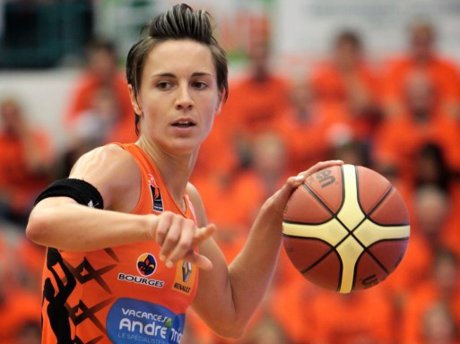 Céline Dumerc Tango Bourges ballon en main (c) Olivier Martin