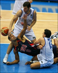 Lutte acharnée USA - Grèce (c) Garrett Ellwood - NBAE - Getty Images