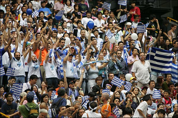 Supporters grecs celèbrent la victoire contre les USA (c) Garrett Ellwodd - NBAE - Getty Images