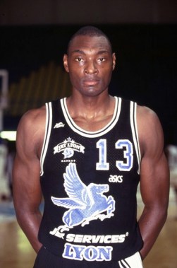 Skeeter Jackson sous le maillot du Jet Lyon, où il finira meilleur rebondeur français en 1993 (c) Internationaix basket