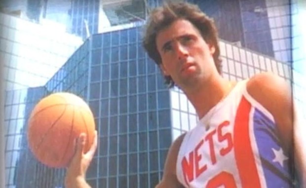 Hervé Dubuisson avec le maillot des Nets