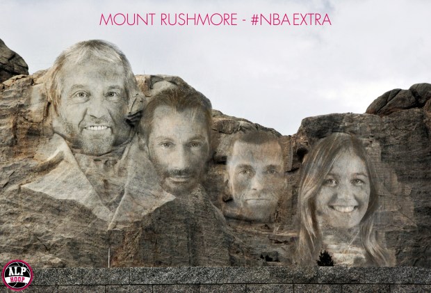 L'équipe de NBA Extra sur le Mont Rushmore : Jacques - Xavier - Rémi - Mary (c) Alphoop