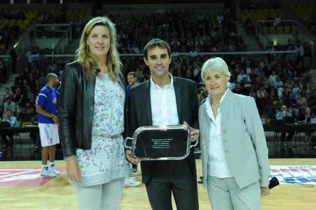 Aymeric Jeanneau entouré d'Isabelle Fijalkowski et Jacky Chazalon lors de la remise de son prix pour le club des Internationaux (c) Bellenger-IS-FFBB