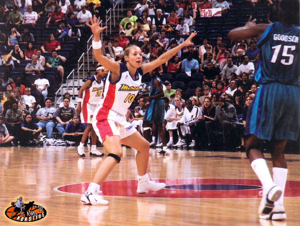 Ilona Korstine avec le maillot de Phoenix (c) ilonakorstine.com