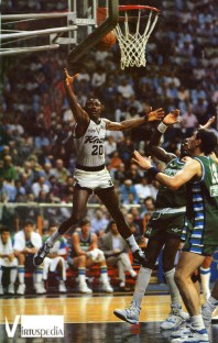 Arrivée d'un OVNI en Europe : "Sugar" remporte la Coupe des Coupes avec la Virtus Bologne en 1990