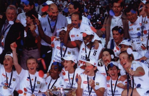 Yannick Souvré fête le titre de l'Euro 2001 avec ses coéquipières (c) Yannicksouvre.net