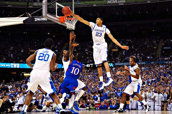 Anthony Davs au contre pour Kentucky face à Kansas lors de la finale NCAA 2012 (c) Richard Mackson - US Presswire