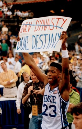 Brian Davis de Duke lève une affiche contre UNLV après la victoire en finale face à Kansas en 1991 (c) Mike Conroy - AP Photo)