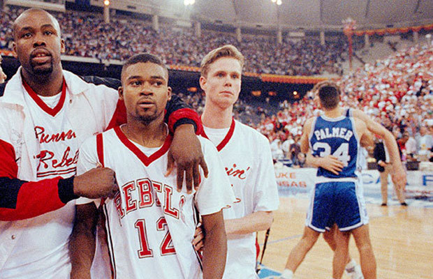 Décéption de UNLV après la défaite face à Duke en 1991 (c) complex.com