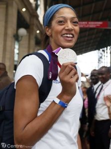 Emmeline N'Dongue avec la médaille d'argent aux JO 2012 (c) AFP