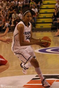 Emmeline N'Dongue en action avec l'équipe de France (c) jean-pierre fouquet et ann-dee lamour - LeBerry.fr