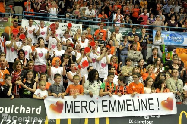 Hommage du public de Bourges à Emmeline N'Dongue au prado (c) Stéphanie Para