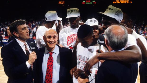 Jerry Tarkanian et sa joie avec ses joueurs d'UNLV en 1990 (c) Getty Images