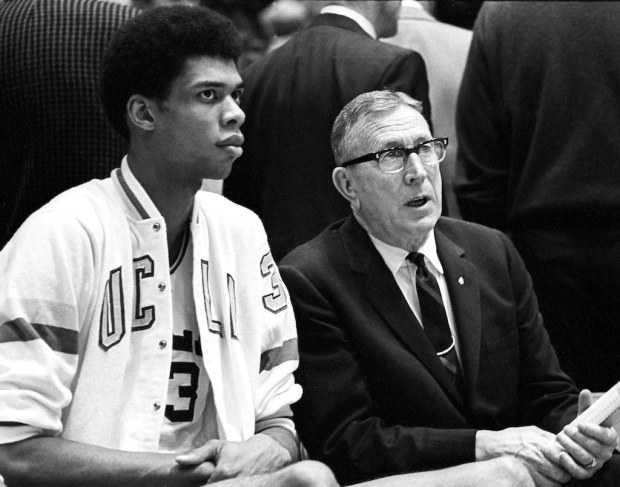 Kareen Abdul-Jabbar et John Wooden sur le banc (c) fifteenminuteswith.com