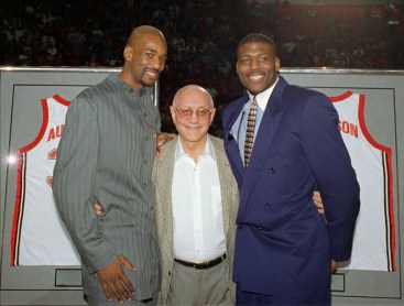 Jerry Tarkanian avec Stacey Augmon et Larry Johnson (c) AP Photo - Lennox McLendon