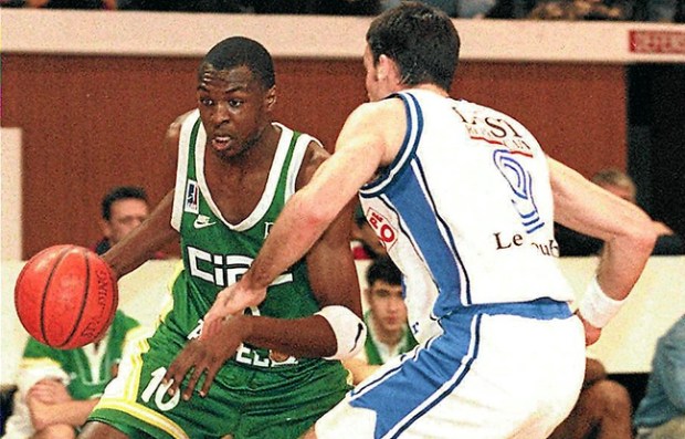 Alain Digbeu avec le maillot de l'Asvel en 1997 (c) D.Meyer - AFP