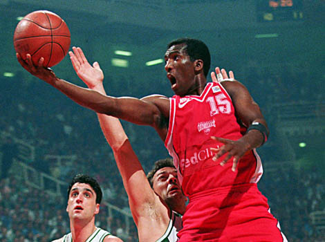 David Rivers vers le panier sous le maillot d'Olympiakos (c) Redvoice fr