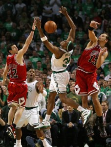 Hinrich - Pierce - Noah à la lutte pour le ballon - Chicago Boston Game 1 (c) Elsa - Getty Images