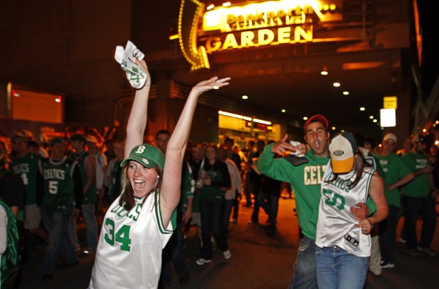 Joie des supporters de Boston lors du Game 7 (c) Matthew J Lee - Globe Staff
