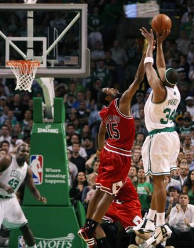 Paul Pierce face à John Salmons est l'homme du match de ce Game 5  (c) Elsa - Getty Images