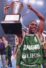Tyus Edney avec le trophée de l'Euroligue en 1999