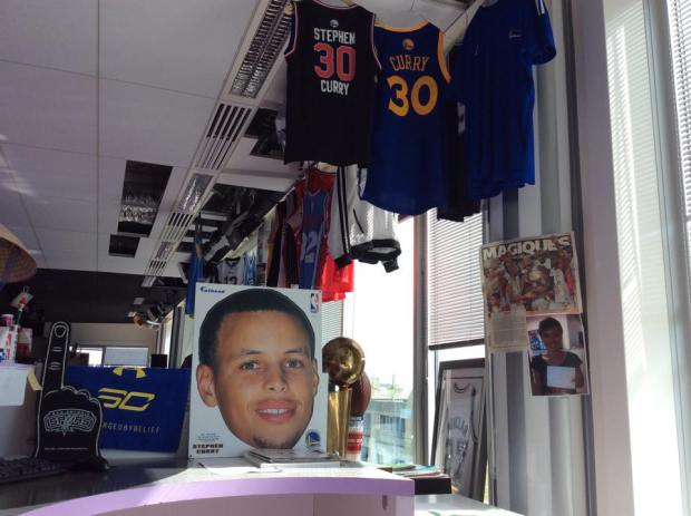 Le bureau de Mary Patrux avec le notamment le "big head" Stephen Curry 