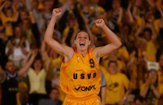 Valenciennes et Audrey Sauret, championnes d'Euroligue en 2002 (c) Fablet - L'Equipe