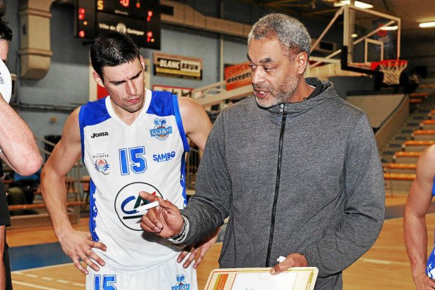 Ujap Quimper NM1 Hugues Occansey (avec Fabien Hérard à gauche) Photo Fanch Hémery