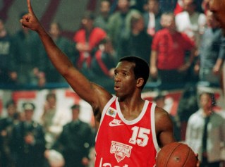 Arrivée en patron sur le port du Pirée