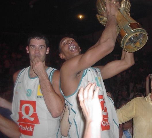 Boris Diaw heureux en portant le trophée de Pro A (c) guenael64.free.fr