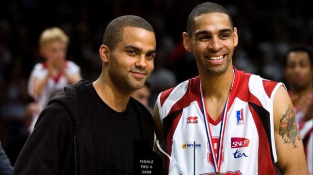Jeff Greer, MVP de la finale 2008 avec Nancy au coté de Tony Parker (c) AFP