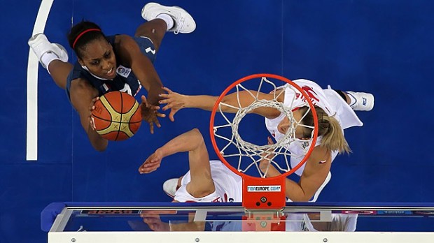 Sandrine Gruda dans la raquette lors de France-Rep.Tchque à l'Euro 2011 (c) Fibaeurope.com