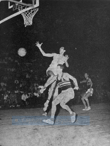 Alin Gilles en action qui échappe le ballon face au hongrois Greminger en 1964 (c) FFBB