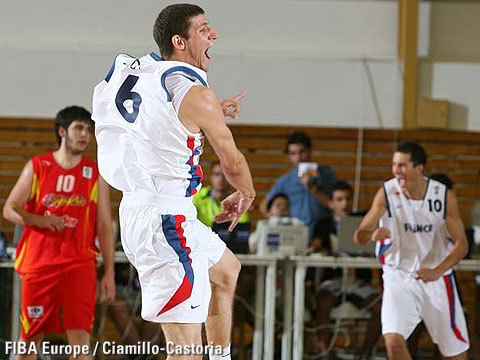 Antoine Diot exulte après la victoire contre l'Espagne en demi-finale (c) Fiba Europe - Castoria-Chamillo