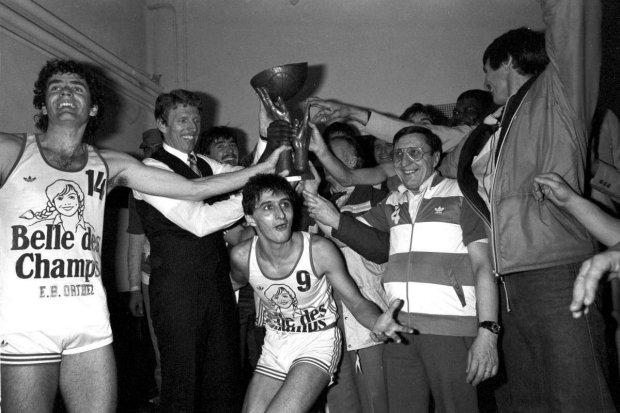 Freddy Hufnagel fête le titre en Coupe Korac en 1984 avec ses coéquipiers de Orthez (c) Photos archives Sud Ouest