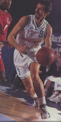 Parmi les événements marquants, avec la French Team (ndlr : non attribué à Pau qui était composé de joueurs majoritairement français : Frédéric Fauthoux, Fabien Dubos, Laurent Foirest, Antoine Rigaudeau, les frères Thierry et Didier Gadou coachés par Michel Gomez), on rate pour quelques paniers la qualification en demi face au CSKA Moscou en Euroligue en 1996. Je suis bien placé pour le savoir car je prends un panier sur la tête en fin de match qui nous fait mal. Je ne sais plus le nom du joueur. On a joué cet Euroligue sans américains. On a été en quart de finale. Il y avait master Rigaudeau, c’était plus facile (ndlr : avec les 31 points de Rigaudeau, Pau-Orthez bat le Panathinaikos le 25 janvier 1996 69-67 et se qualifie pour les quarts de finale). Il y a aussi le premier match de Coupe d’Europe qui a eu lieu à Orthez contre Badalone. C’était la Coupe Korac à l’époque. C’était marquant car Orthez était un club qui arrivait de Fédérale puis est monté en Nationale 2 et Nationale 1. C’était plus facile à comprendre le basket. Il n’y avait pas 25 ou 27 catégories. Un match de Coupe d’Europe dans un marché couvert (ndlr : la Moutete qui se transformait en une salle de basket le soir qui était donc en marché en journée) avec une équipe sous la houlette de Pierre Seillant et Jean Luent est un événement marquant. Freddy Hufnagel sous le maillot de Pau-Oprthez (c) starstory fr - Mondial Basket