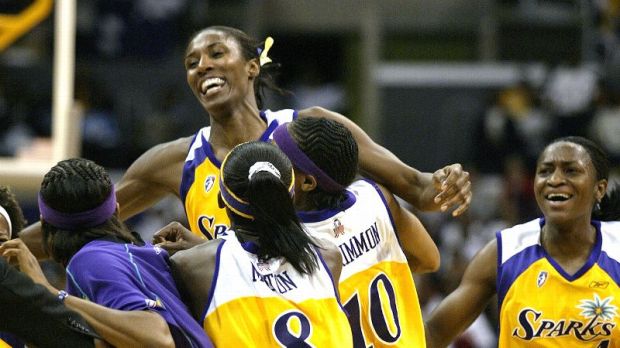 Lisa Leslie réalise le premier dunk en WNBA et le fête avec ses coéquipières des Sparks (c) Lisa Blumenfeld-Getty Images