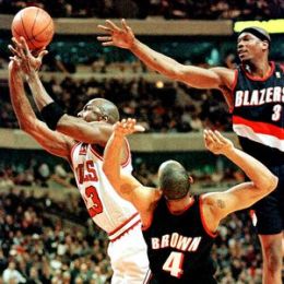 Marcus Brown impuissant face à MJ avec Portland (c) Jumpshot