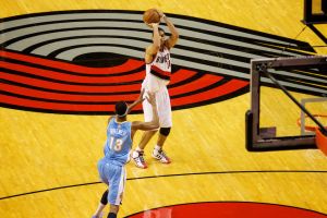 Nicolas Batum à 3-points contre Denver le 4 février 2012 (c) Bruce Ely - The Oregonian