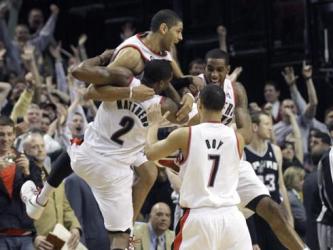 Nicolas Batum fête la victoire avec ses coéquipiers suite au buzzer-beater du Français contre les Spurs (c) Rick Bowmer - AP