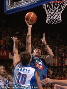 Antoine Rigaudeau au panier lors du barrage France - Serbie - Euro 2005 (c) Fibaeurope - Castoria-Mollière