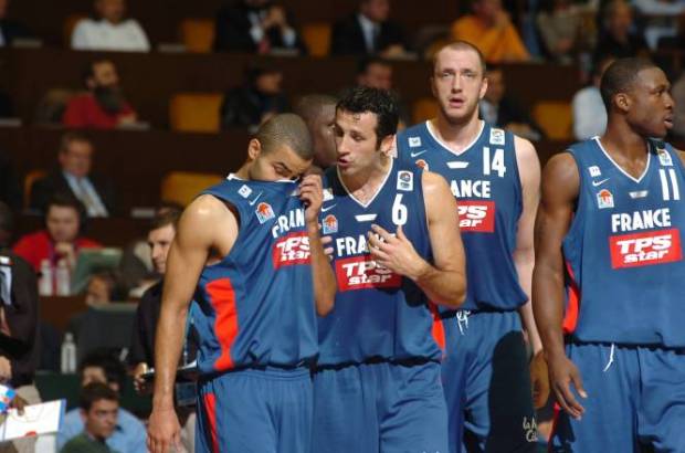 Antoine Rigaudeau avec Tony Parker lors de l'EuroBasket 2005 (c) lequipe